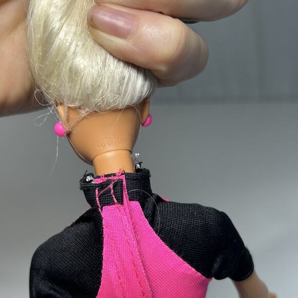 Mattel 1996 Ocean Friends Sea World Barbie Doll With Outfit Color Changing Legs - Picture 2 of 4